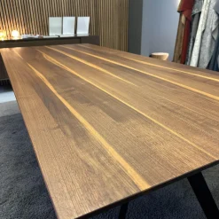 Girsberger Esstische|Esstisch Barra Platte Amerikanischer Nussbaum Natur Geölt Fußausleger Stahl Tiefschwarz Schwarz Pulverbeschichtet