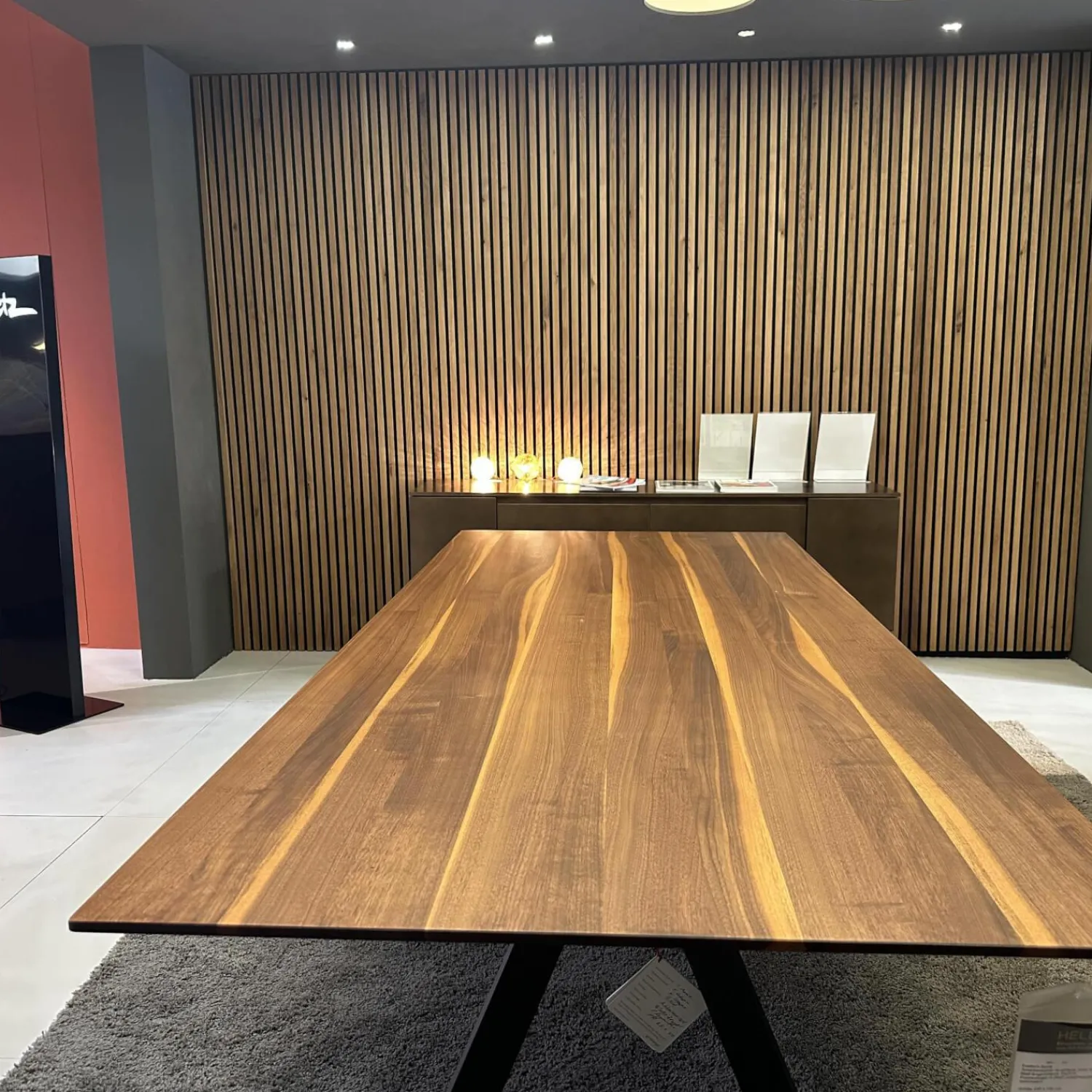 Girsberger Esstische|Esstisch Barra Platte Amerikanischer Nussbaum Natur Geölt Fußausleger Stahl Tiefschwarz Schwarz Pulverbeschichtet