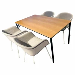 Muuto Esstische|Esstisch Base Table Schichtholzplatte Eiche Furniert Klarlack Gestell Aluminium Schwarz Pulverbeschichtet