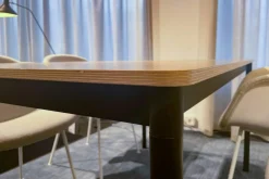 Muuto Esstische|Esstisch Base Table Schichtholzplatte Eiche Furniert Klarlack Gestell Aluminium Schwarz Pulverbeschichtet