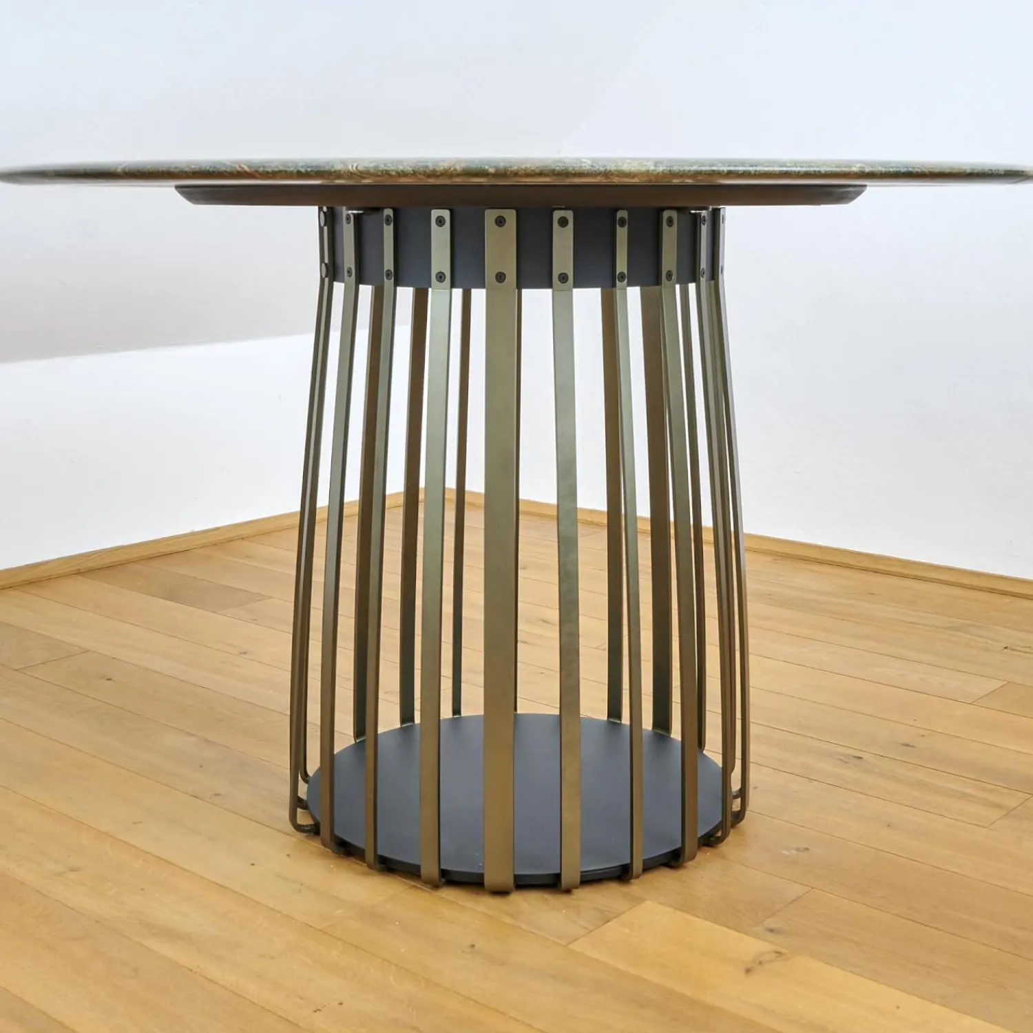 Janua Esstische|Esstisch Basket Stein Platte Rainforest Green Grün Gestell Messinglasur Bronze