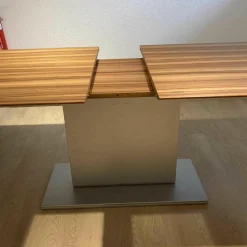 Bacher Esstische|Esstisch Battuta Platte Nussbaum Gewachst Ausziehbar Sockel Chromfarbig