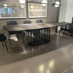 Janua Esstische|Esstisch BC07 Basket Platte Lärche Geköhlt Braun Gestell Metall RAL9005 Tiefschwarz Schwarz