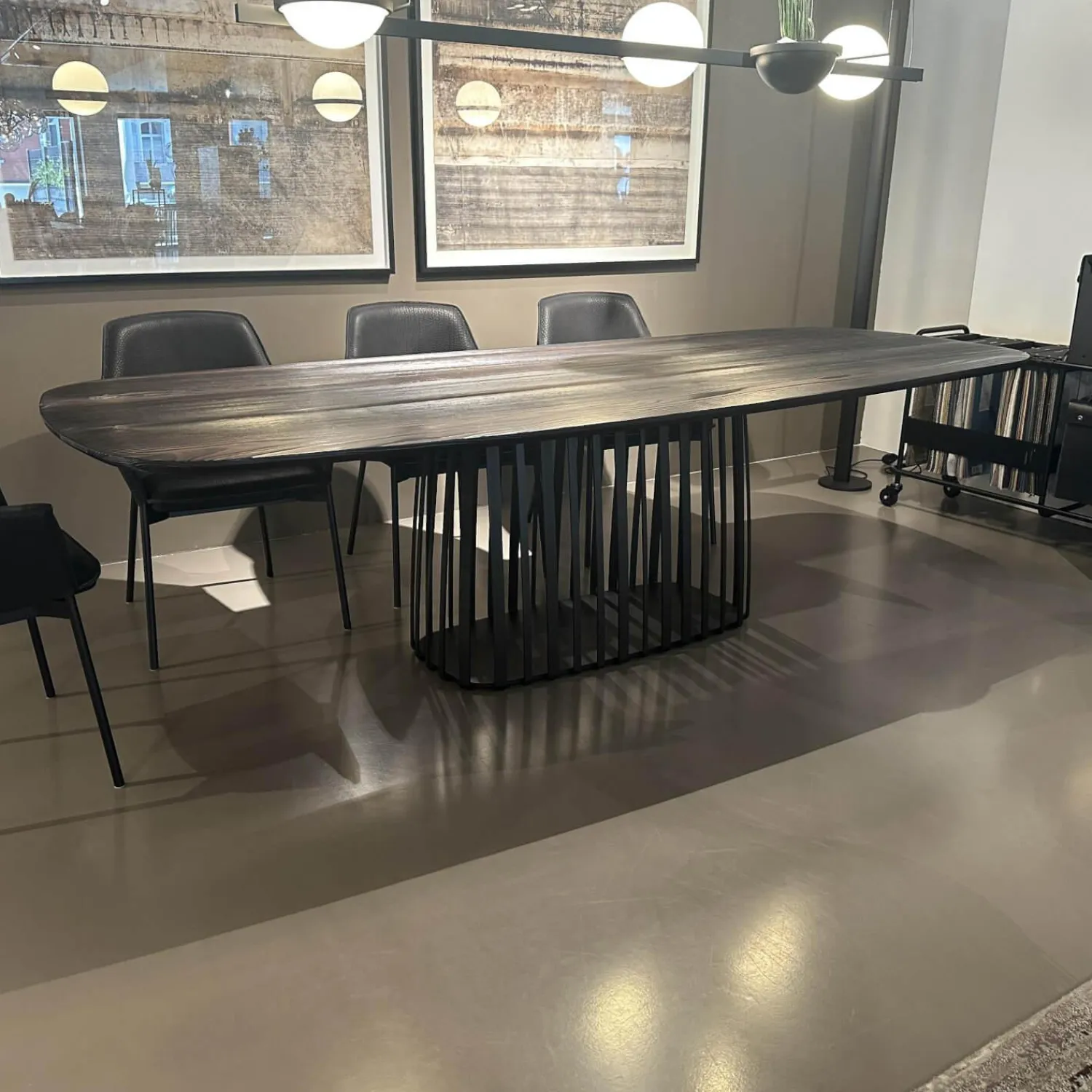 Janua Esstische|Esstisch BC07 Basket Platte Lärche Geköhlt Braun Gestell Metall RAL9005 Tiefschwarz Schwarz