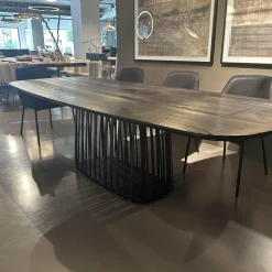 Janua Esstische|Esstisch BC07 Basket Platte Lärche Geköhlt Braun Gestell Metall RAL9005 Tiefschwarz Schwarz