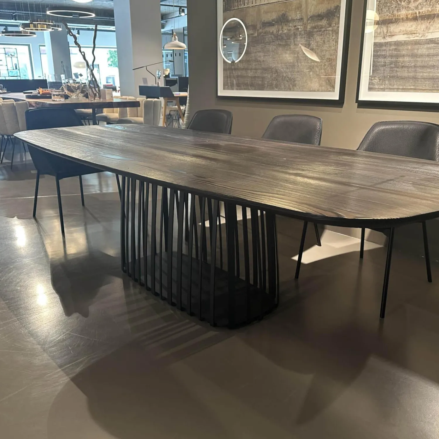 Janua Esstische|Esstisch BC07 Basket Platte Lärche Geköhlt Braun Gestell Metall RAL9005 Tiefschwarz Schwarz