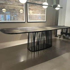 Janua Esstische|Esstisch BC07 Basket Platte Lärche Geköhlt Braun Gestell Metall RAL9005 Tiefschwarz Schwarz