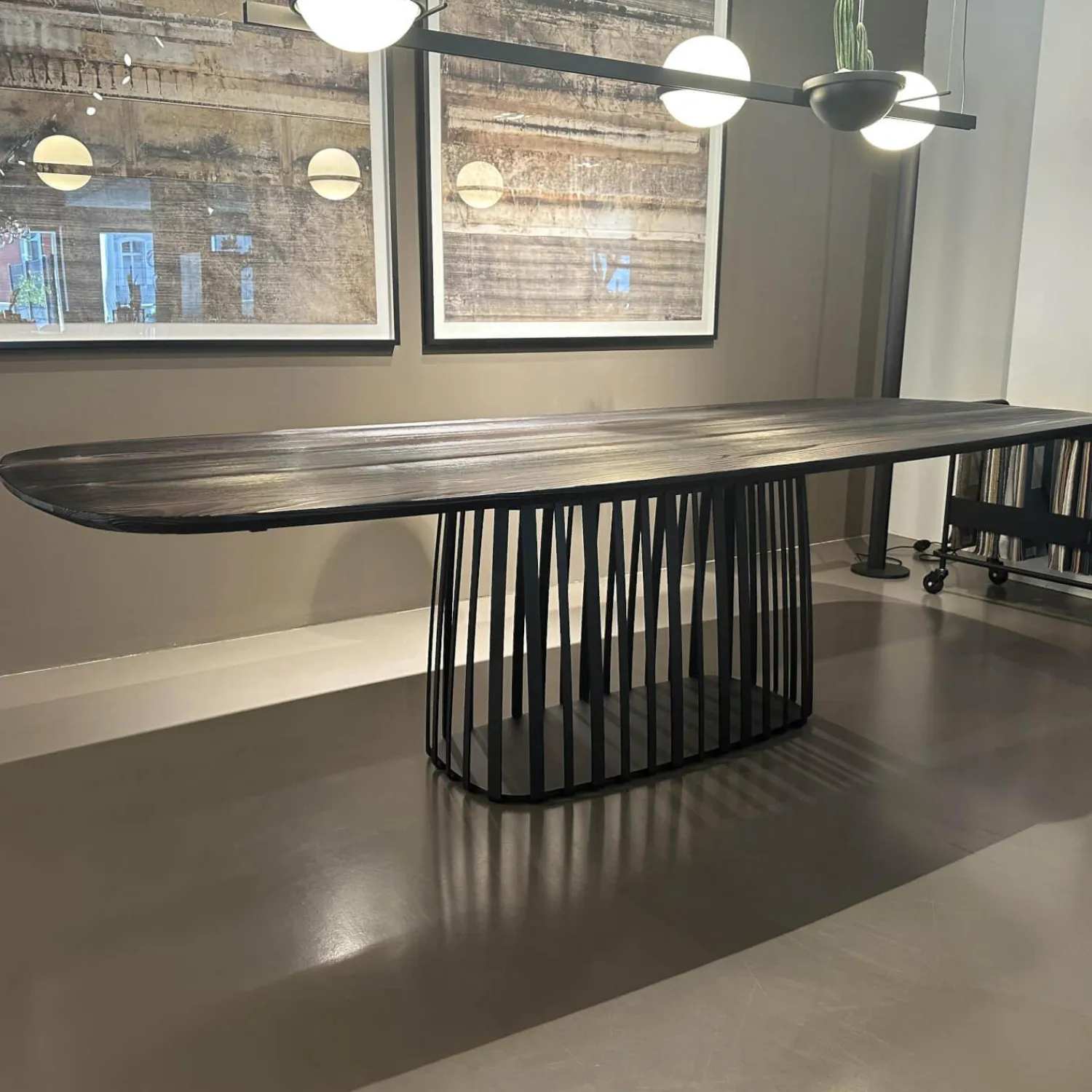 Janua Esstische|Esstisch BC07 Basket Platte Lärche Geköhlt Braun Gestell Metall RAL9005 Tiefschwarz Schwarz