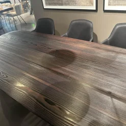 Janua Esstische|Esstisch BC07 Basket Platte Lärche Geköhlt Braun Gestell Metall RAL9005 Tiefschwarz Schwarz