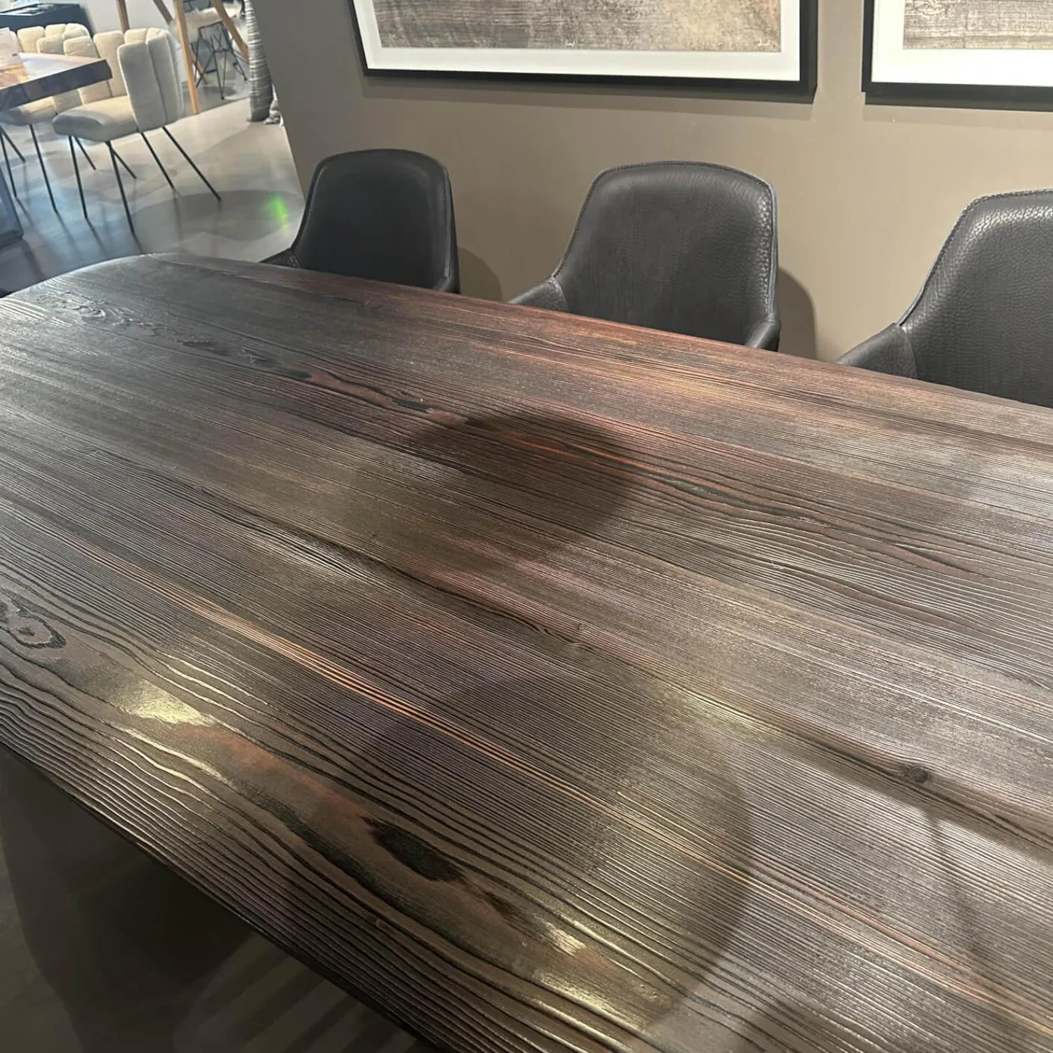 Janua Esstische|Esstisch BC07 Basket Platte Lärche Geköhlt Braun Gestell Metall RAL9005 Tiefschwarz Schwarz