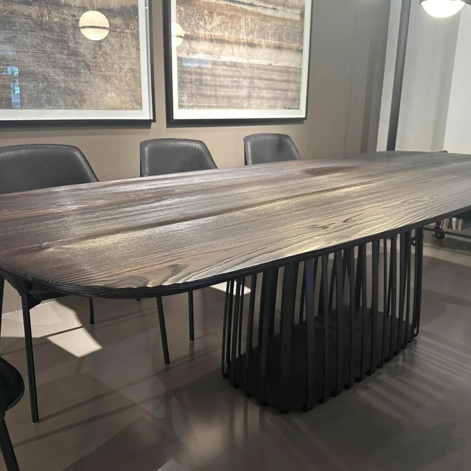 Janua Esstische|Esstisch BC07 Basket Platte Lärche Geköhlt Braun Gestell Metall RAL9005 Tiefschwarz Schwarz