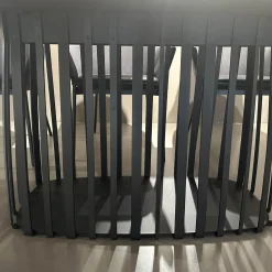 Janua Esstische|Esstisch BC07 Basket Platte Lärche Geköhlt Braun Gestell Metall RAL9005 Tiefschwarz Schwarz