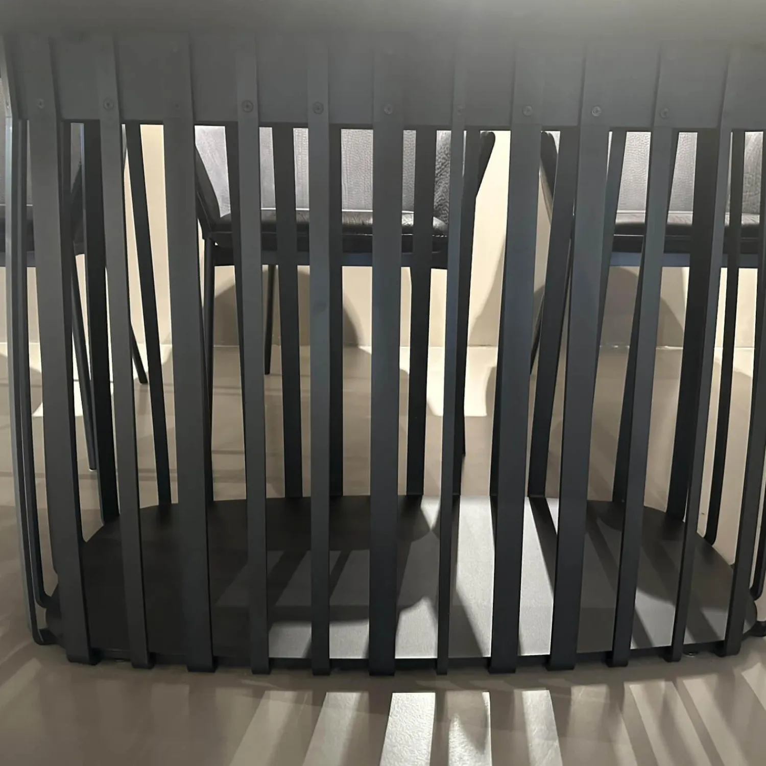 Janua Esstische|Esstisch BC07 Basket Platte Lärche Geköhlt Braun Gestell Metall RAL9005 Tiefschwarz Schwarz