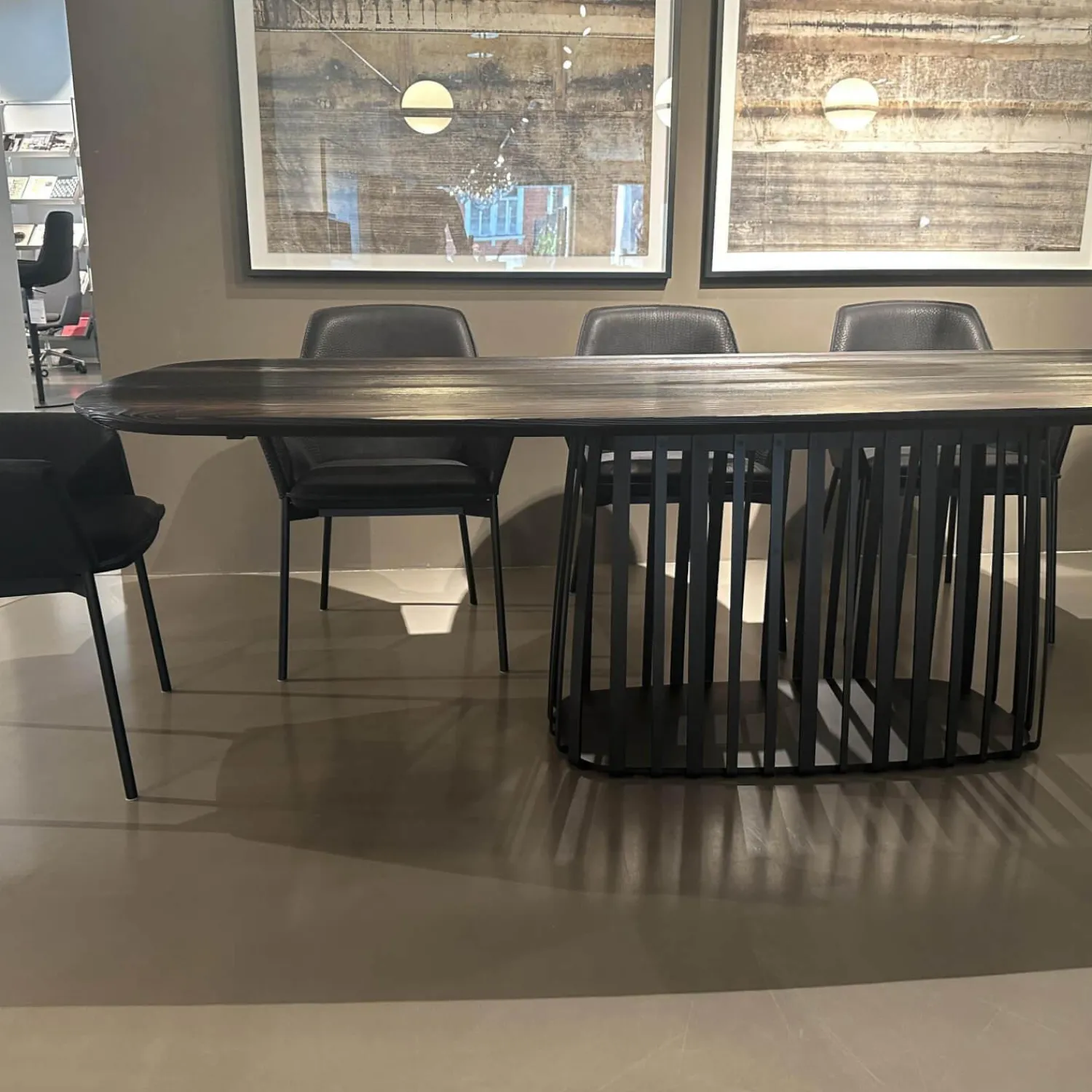 Janua Esstische|Esstisch BC07 Basket Platte Lärche Geköhlt Braun Gestell Metall RAL9005 Tiefschwarz Schwarz