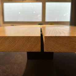 Riva1920 Esstische|Esstisch Bedrock Massivholz Eiche Geölt Gestell Eisen Lackiert Schwarz