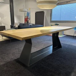 Riva1920 Esstische|Esstisch Bedrock Massivholz Eiche Geölt Gestell Eisen Lackiert Schwarz