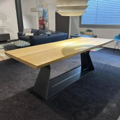 Riva1920 Esstische|Esstisch Bedrock Massivholz Eiche Geölt Gestell Eisen Lackiert Schwarz