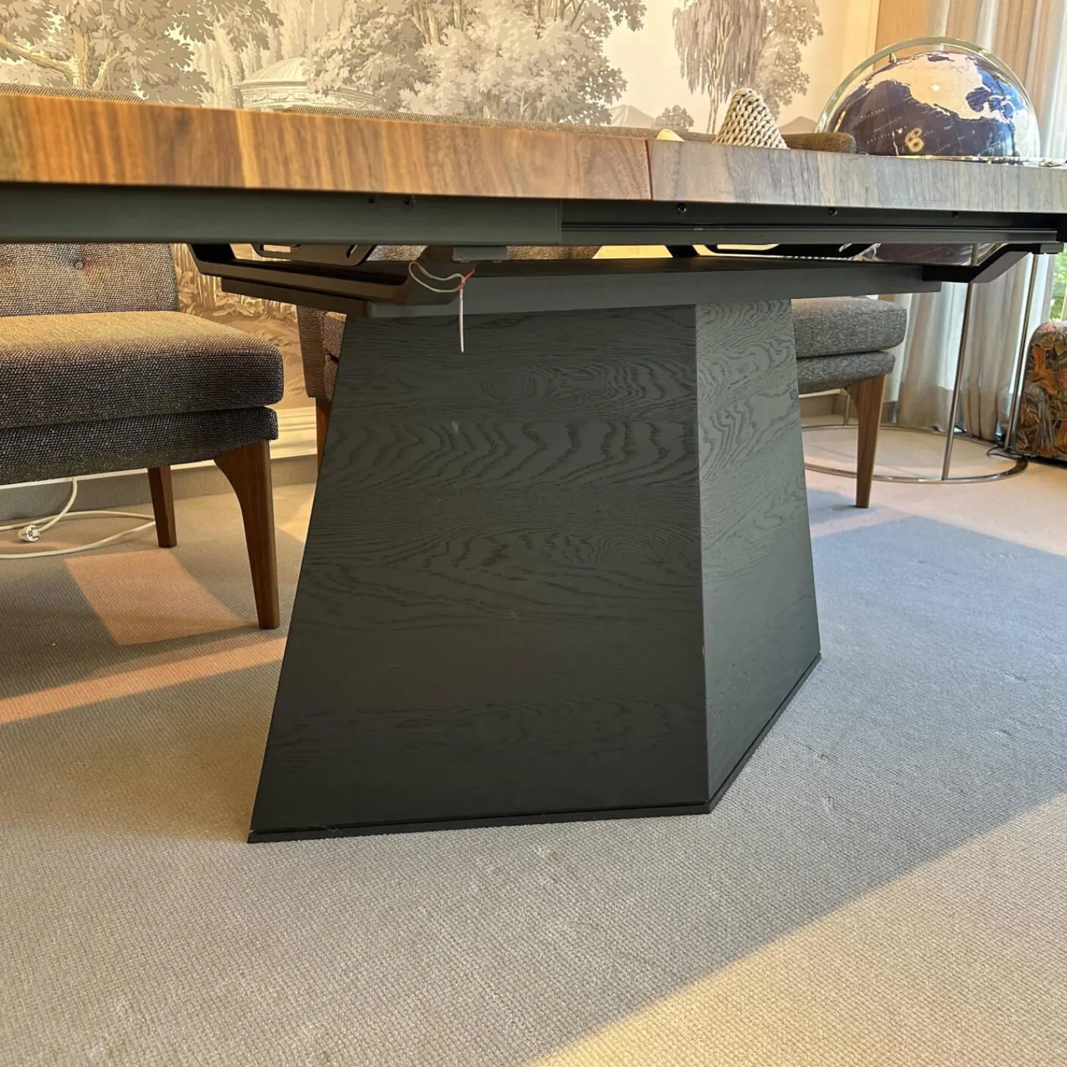 Rodam Esstische|Esstisch Carreau Platte Nussbaum Splint Rautenförmiger Zentralfuß Untergestell Eiche Lack Carbon