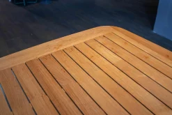 Solpuri Gartentische|Esstisch Charlie Outdoor Platte Teakholz Gestell Aluminium Weiß Pulverbeschichtet