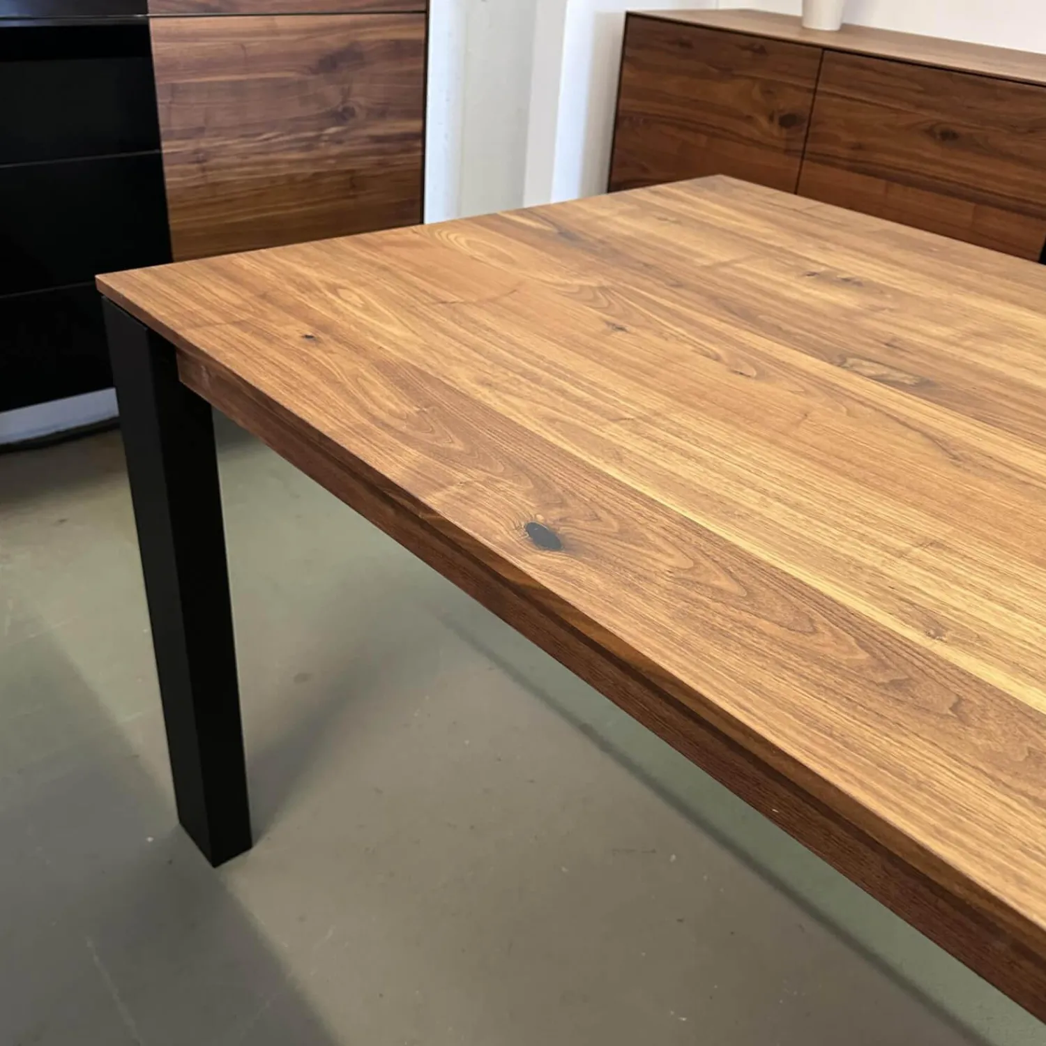 Scholtissek Esstische|Esstisch Divano IV Astiger Nussbaum Natur Geölt Gestell Aluminium Schwarz Gepulvert Inklusive Auszug