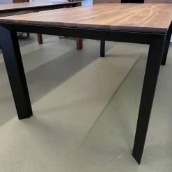 Scholtissek Esstische|Esstisch Divano IV Astiger Nussbaum Natur Geölt Gestell Aluminium Schwarz Gepulvert Inklusive Auszug