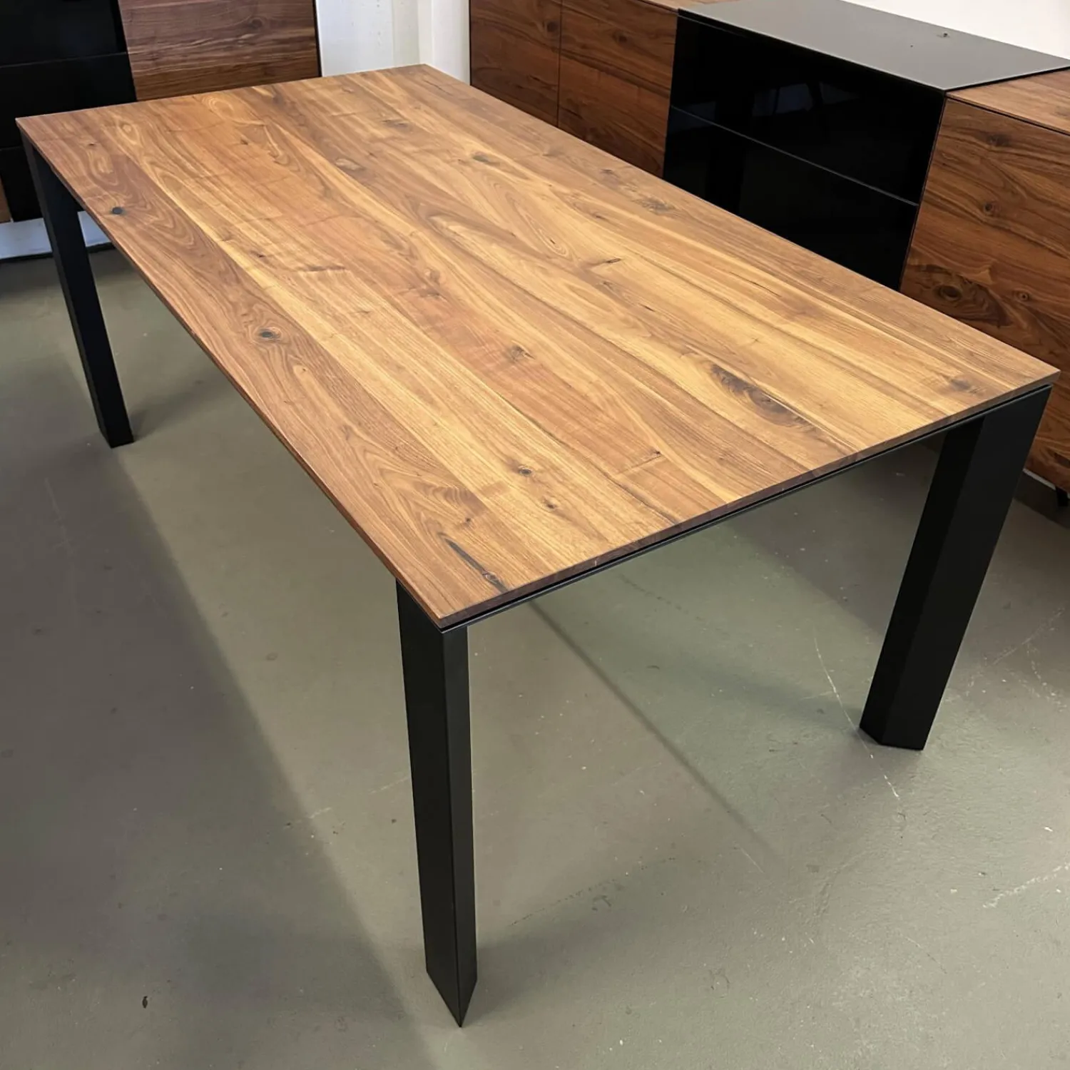 Scholtissek Esstische|Esstisch Divano IV Astiger Nussbaum Natur Geölt Gestell Aluminium Schwarz Gepulvert Inklusive Auszug