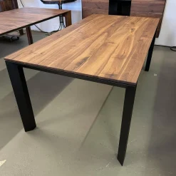 Scholtissek Esstische|Esstisch Divano IV Astiger Nussbaum Natur Geölt Gestell Aluminium Schwarz Gepulvert Inklusive Auszug