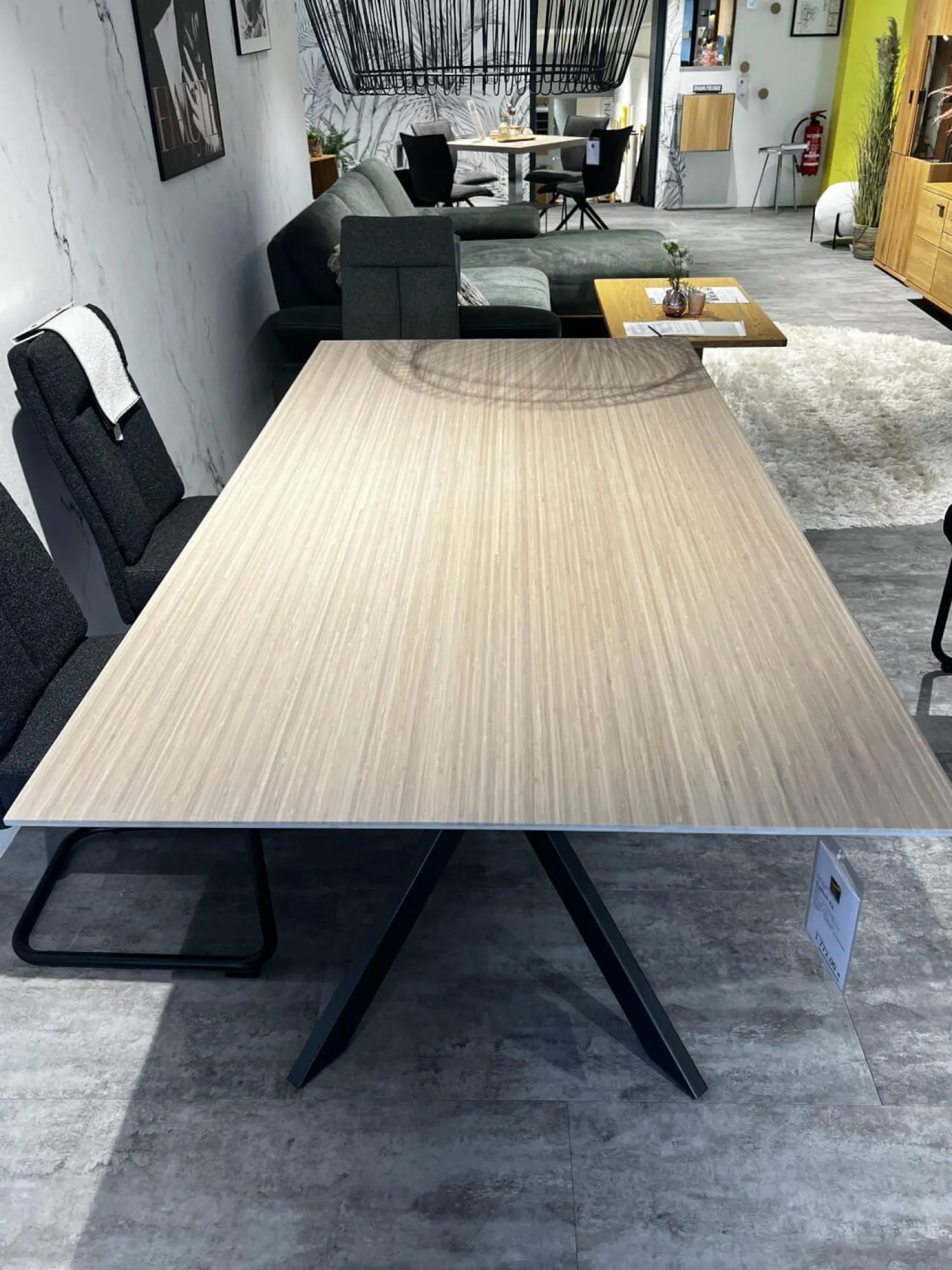 Raum.Freunde Esstische|Esstisch Eldur Platte Bambus 75 Cloud Gestell Boomerang Metall Schwarz Pulverbeschichtet