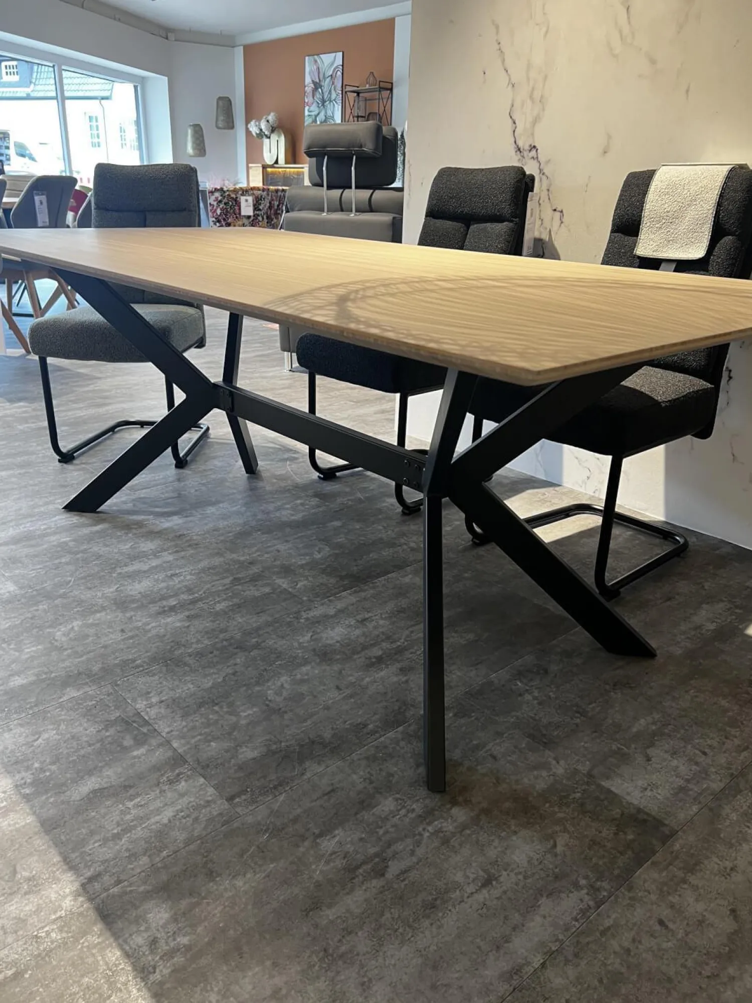 Raum.Freunde Esstische|Esstisch Eldur Platte Bambus 75 Cloud Gestell Boomerang Metall Schwarz Pulverbeschichtet