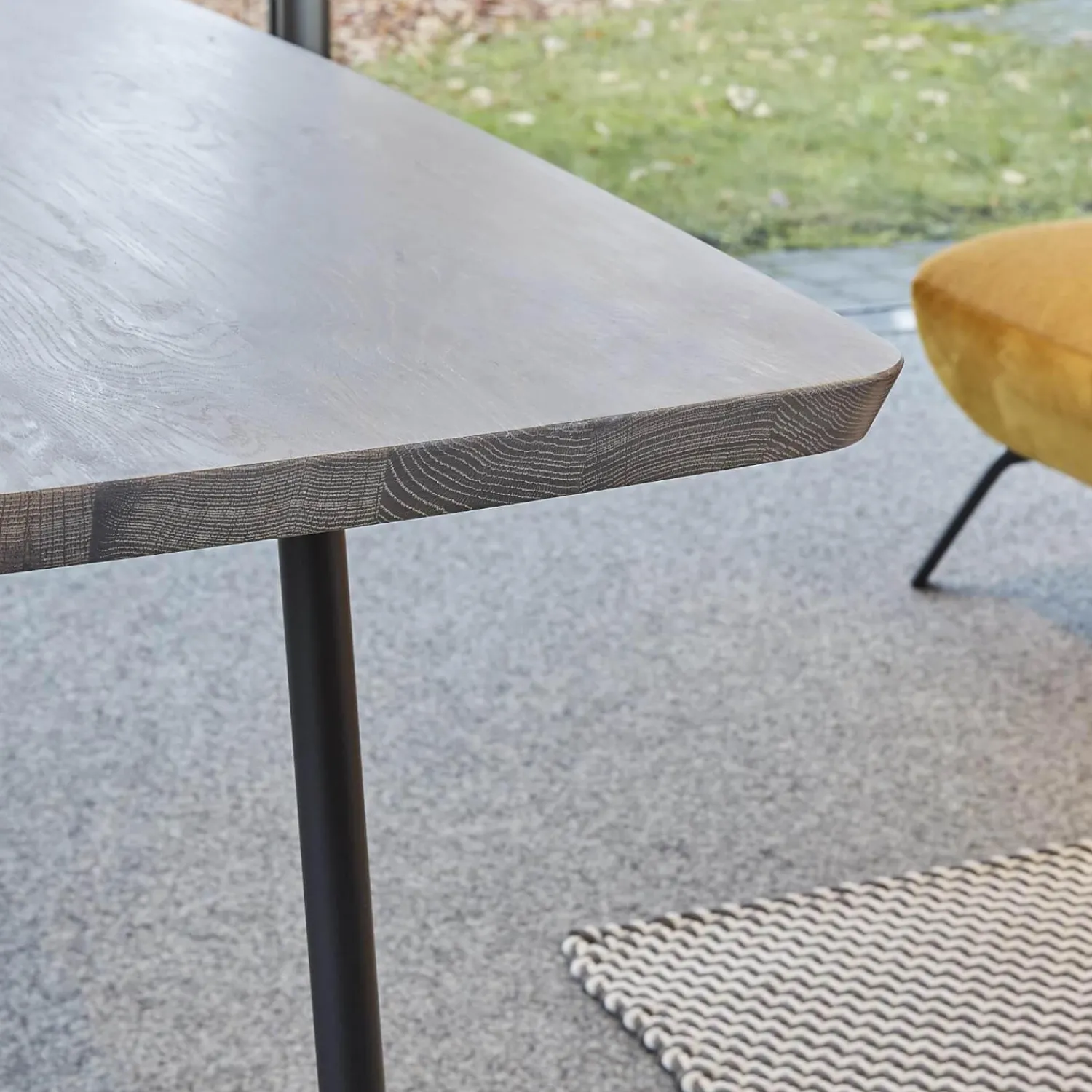 Raum.Freunde Esstische|Esstisch Erik Typ 4750 Platte Astige Eiche Geräuchert Gestell Metall Rundrohr Schwarz