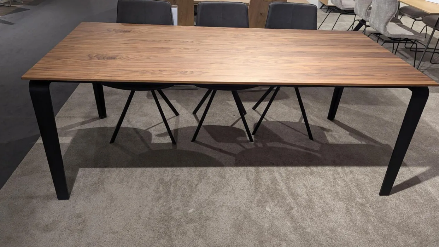 Gwinner Esstische|Esstisch ET524 200 Platte Nussbaum Natur Geplankt Lackiert Gestell Schwarz Lackiert Mit Auszug Ohne Stühle