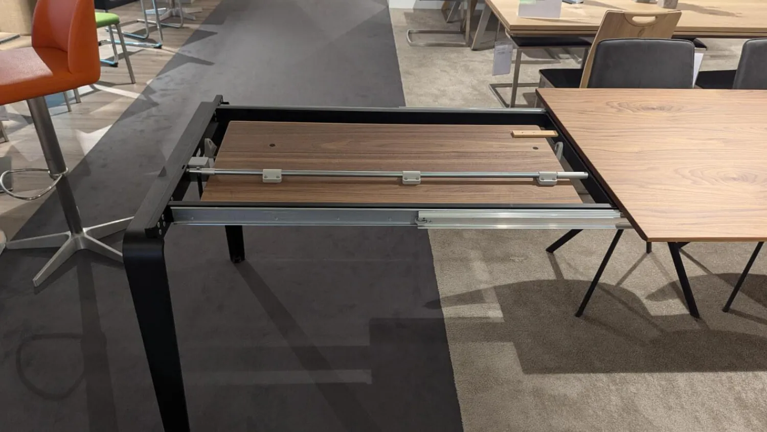 Gwinner Esstische|Esstisch ET524 200 Platte Nussbaum Natur Geplankt Lackiert Gestell Schwarz Lackiert Mit Auszug Ohne Stühle