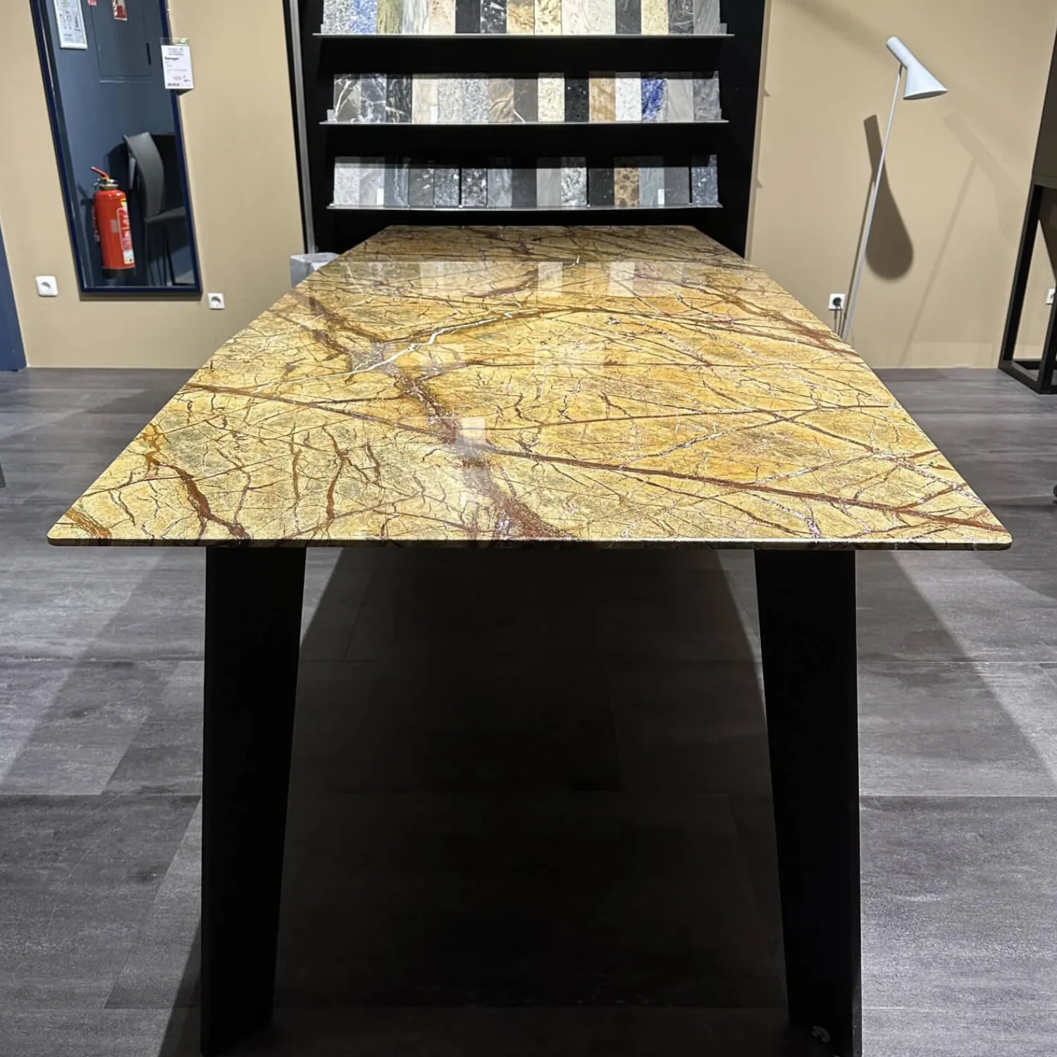 Draenert Esstische|Esstisch Fontana In Stein Forest Brown Braun Beige Trapezförmig Poliert Kante Sockel Vierbeiner Eiche Dunkelgrau