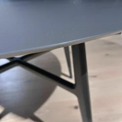 Rimadesio Esstische|Esstisch Francis Patte Satiniertes Glas Java Opaco Anthrazit Gestell Aluminium Java Schwarz Pulverbeschichtet