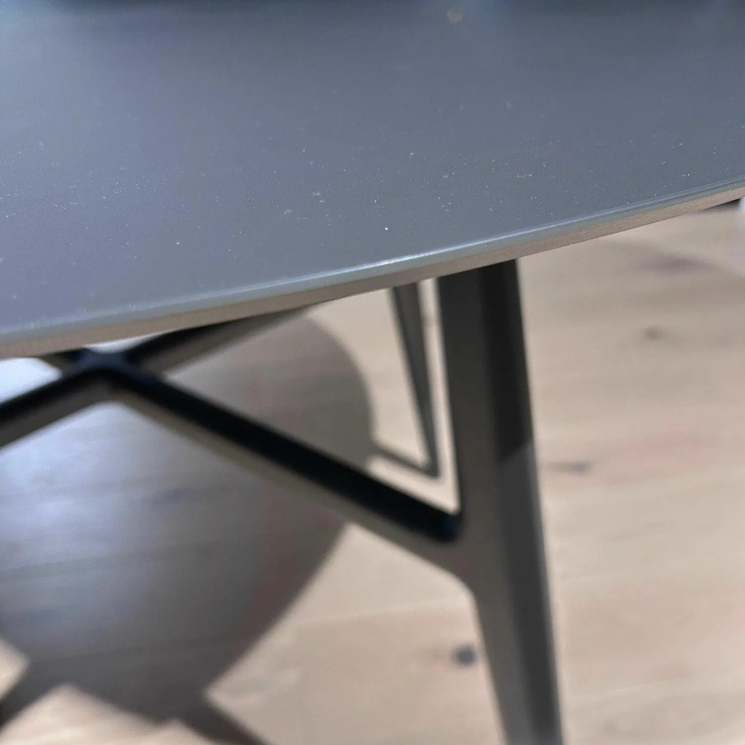 Rimadesio Esstische|Esstisch Francis Patte Satiniertes Glas Java Opaco Anthrazit Gestell Aluminium Java Schwarz Pulverbeschichtet