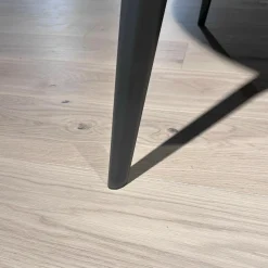 Rimadesio Esstische|Esstisch Francis Patte Satiniertes Glas Java Opaco Anthrazit Gestell Aluminium Java Schwarz Pulverbeschichtet