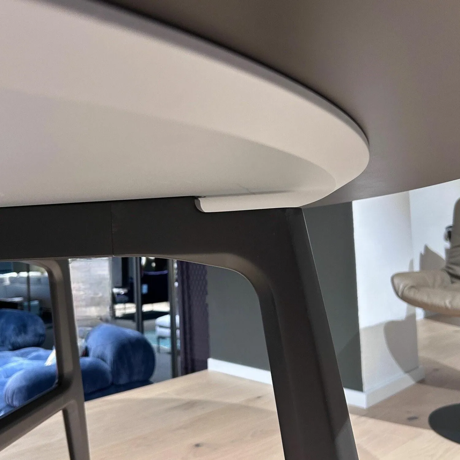 Rimadesio Esstische|Esstisch Francis Patte Satiniertes Glas Java Opaco Anthrazit Gestell Aluminium Java Schwarz Pulverbeschichtet