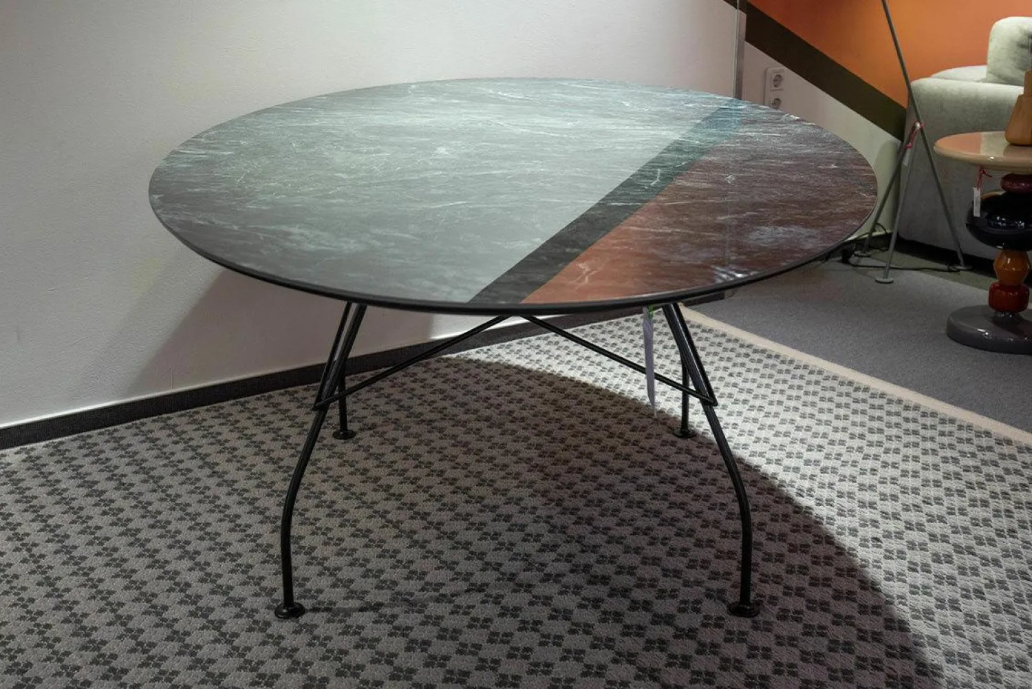 Kartell Esstische|Esstisch Glossy Tischplatte Feinsteinzeug Marmoroptik Grün Gestell Stahl Schwarz