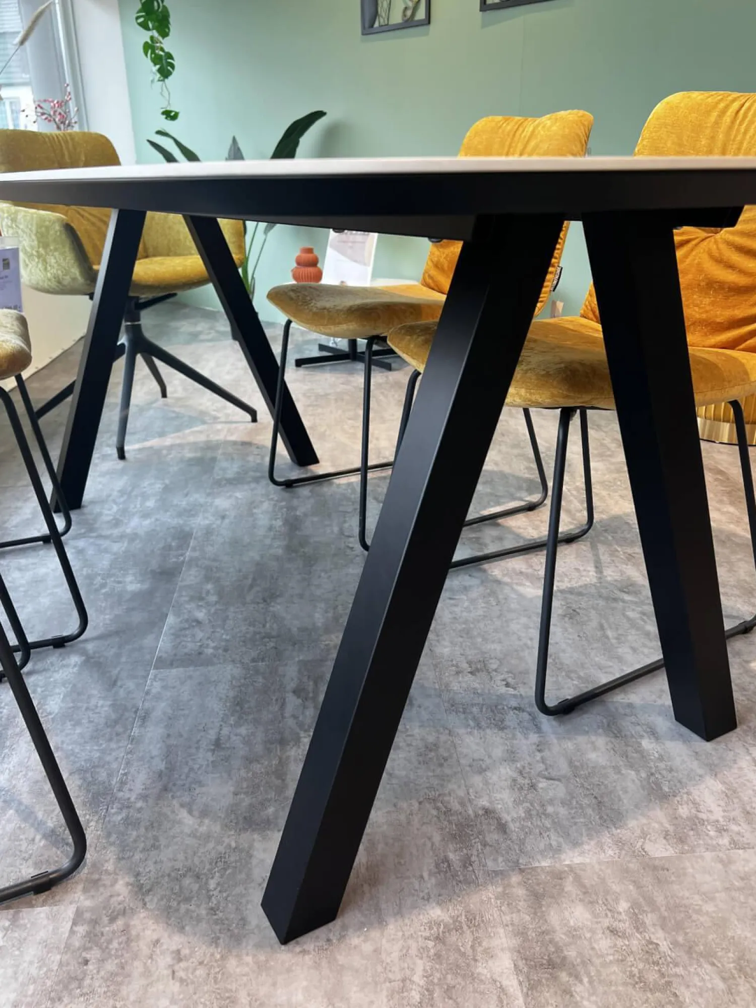 Raum.Freunde Esstische|Esstisch Jari Platte Keramik Mamoroptik Weiß Gestell 4 Fuß Metall Schwarz Lackiert