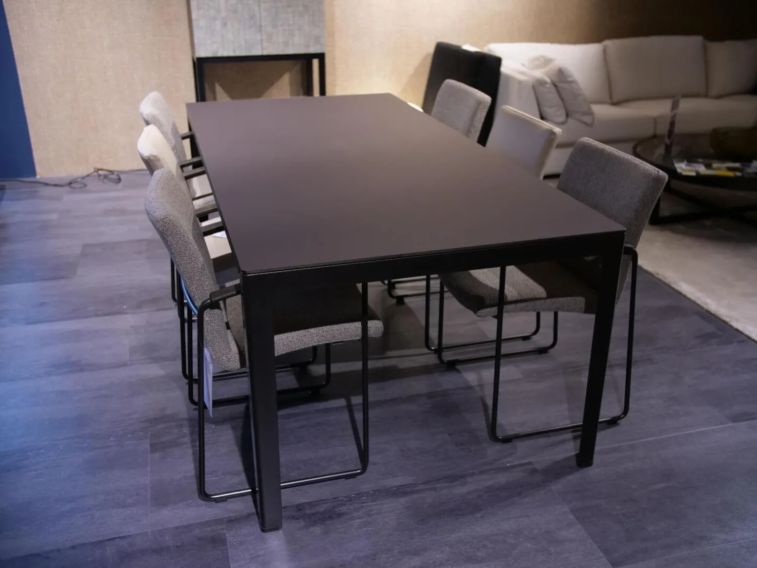 Leolux Esstische|Esstisch Kalia 620 901 Platte Fenix Cacao Anthrazit Rahmen Epoxy Nuit Silk Schwarz Eichenplatte Rand Night Matt Fußkappen Schwarz