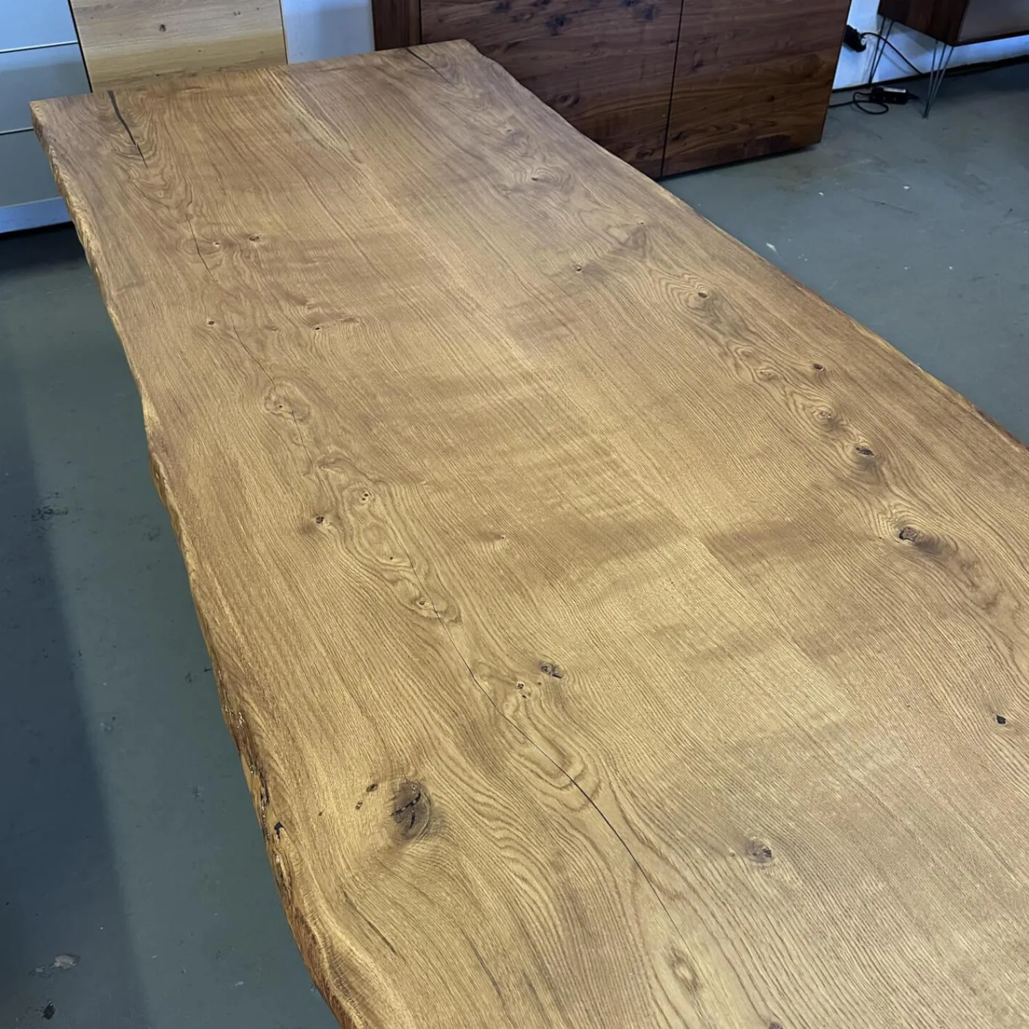 Scholtissek Esstische|Esstisch Kantara Platte Knorrige Eiche Natur Geölt Stahlkufen Schwarz Gepulvert Mit Natürlicher Baumkante