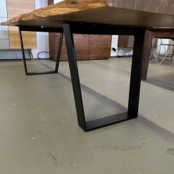 Scholtissek Esstische|Esstisch Kantara Platte Knorrige Eiche Natur Geölt Stahlkufen Schwarz Gepulvert Mit Natürlicher Baumkante