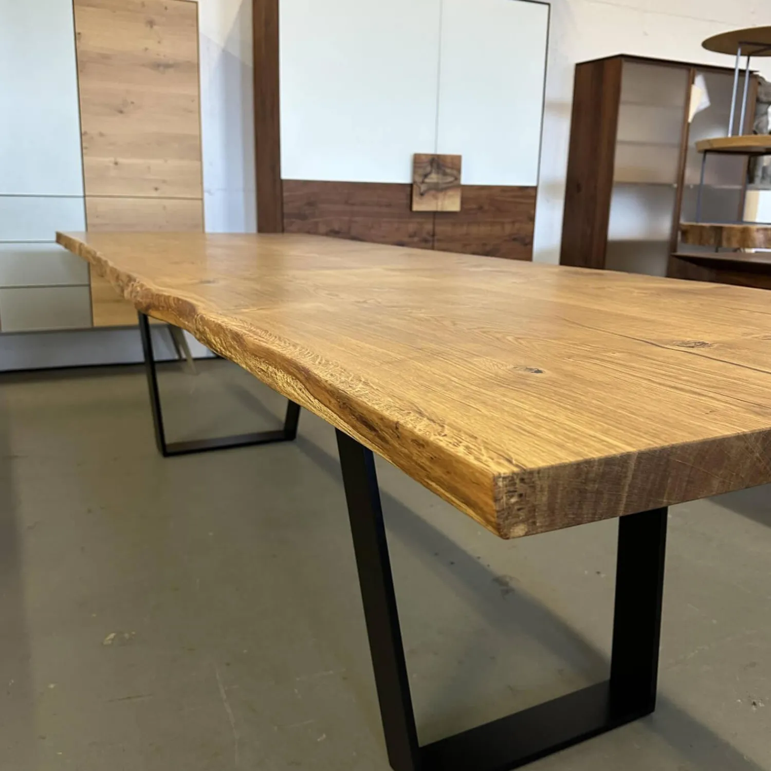 Scholtissek Esstische|Esstisch Kantara Platte Knorrige Eiche Natur Geölt Stahlkufen Schwarz Gepulvert Mit Natürlicher Baumkante