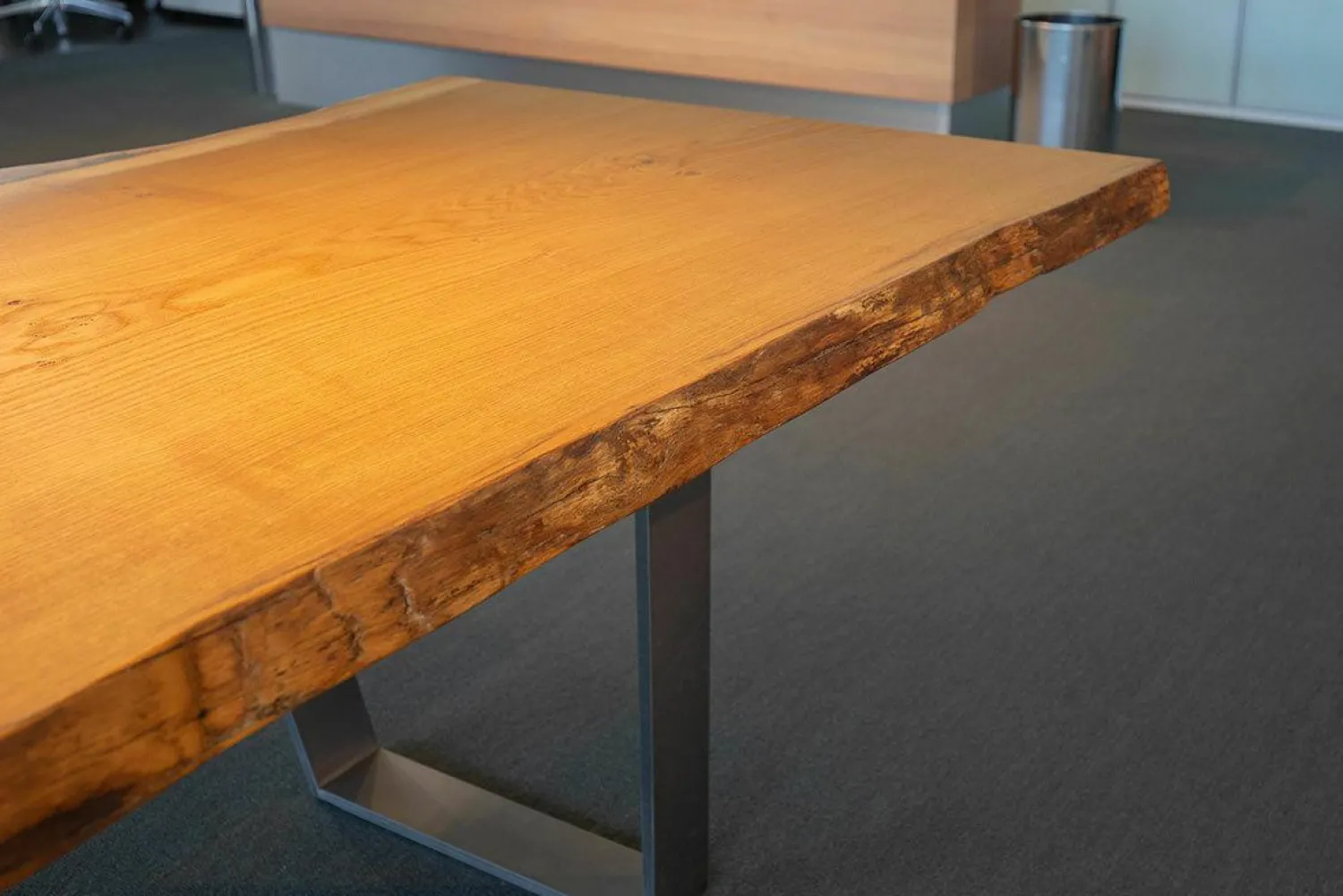 Scholtissek Esstische|Esstisch Kantara Tischplatte Knorrige Eiche Naturgeölt mit Naturkante Gestell Stahl