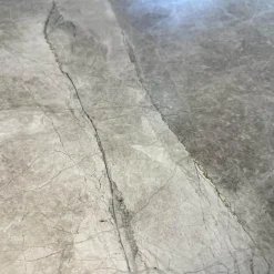 Draenert Esstische|Esstisch Kent 1550 Platte Trapeza Kalkstein Persian Silk Grau Geledert Gestell 2 Halbschalen Aluminiumguss Schwarz