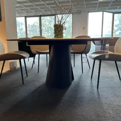 Draenert Esstische|Esstisch Kent 1550 Platte Trapeza Kalkstein Persian Silk Grau Geledert Gestell 2 Halbschalen Aluminiumguss Schwarz