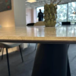 Draenert Esstische|Esstisch Kent 1550 Platte Trapeza Kalkstein Persian Silk Grau Geledert Gestell 2 Halbschalen Aluminiumguss Schwarz