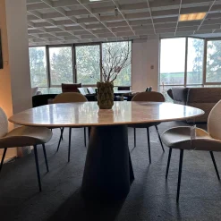 Draenert Esstische|Esstisch Kent 1550 Platte Trapeza Kalkstein Persian Silk Grau Geledert Gestell 2 Halbschalen Aluminiumguss Schwarz