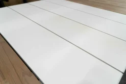 Kristalia Esstische|Esstisch Maki Slatted Platte Holz Teak Mit Einlegeplatten Aluminium Lackiert Weiß Gestell Aluminium Lackiert Weiß
