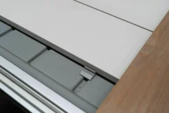 Kristalia Esstische|Esstisch Maki Slatted Platte Holz Teak Mit Einlegeplatten Aluminium Lackiert Weiß Gestell Aluminium Lackiert Weiß